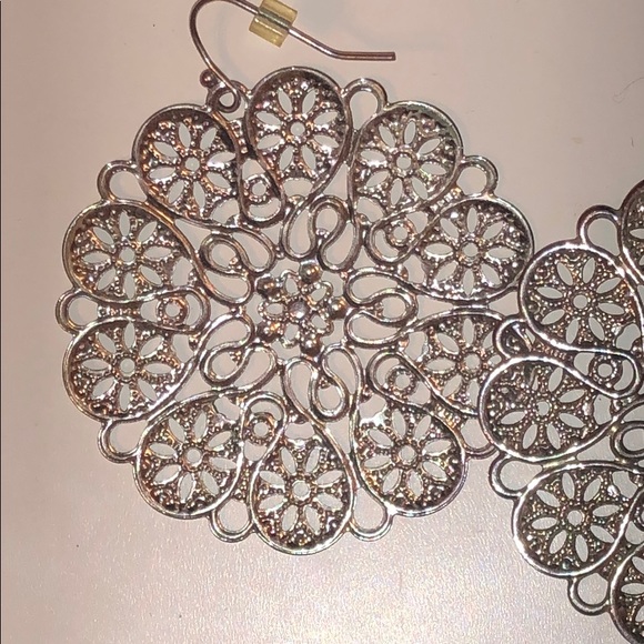 Fashion silver round flower earrings - Picture 5 of 5